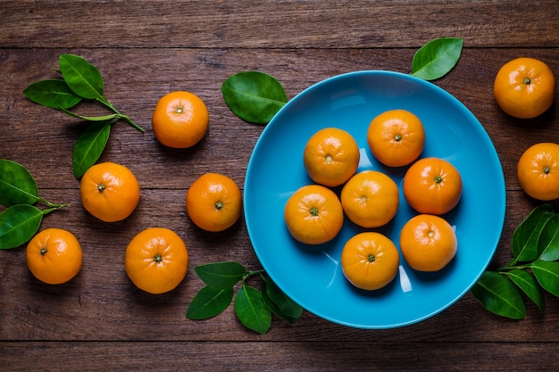 Frische orange Früchte auf Tabelle