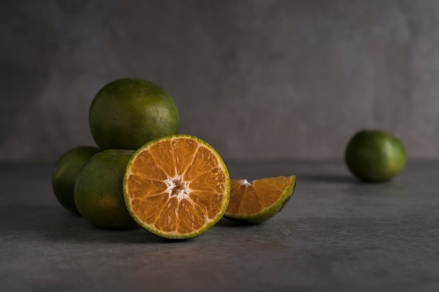 Frische orange Früchte und Saft auf Steintabelle.