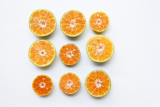 Frische Orange getrennt auf weißem Hintergrund.