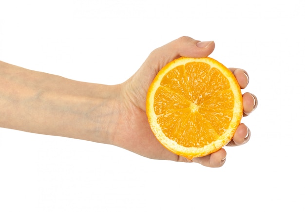 Frische Orange in der Hand lokalisiert auf weißem Hintergrund