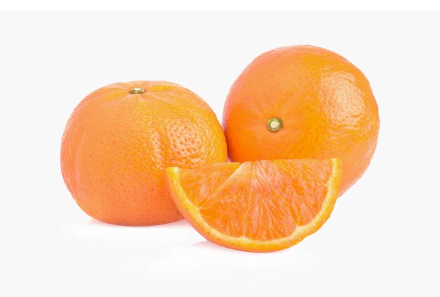 Frische Orange isoliert auf weißem Hintergrund