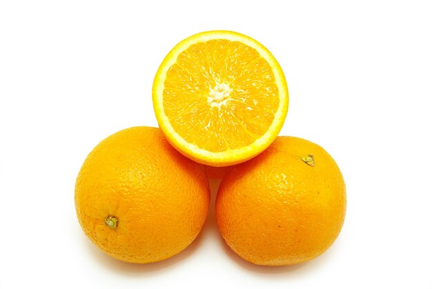 Frische Orange isoliert auf weißer Oberfläche
