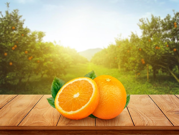 Frische Orange mit Früchten auf Holztisch und Orangenplantage mit Früchten im Sonnenlicht