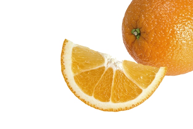 Frische Orange und Scheibe auf weißem Hintergrund