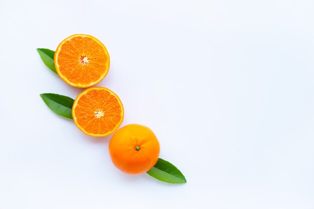 Frische orange Zitrusfrucht auf Weiß.