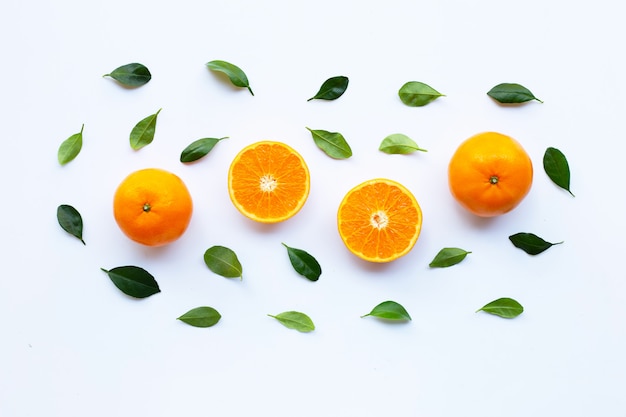 Frische orange Zitrusfrucht auf Weiß.