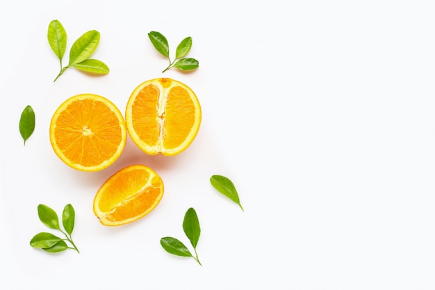 Frische orange Zitrusfrucht mit den Blättern getrennt auf Weiß.