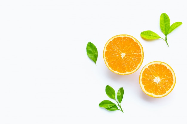 Frische orange Zitrusfrucht mit den Blättern lokalisiert auf weißem Hintergrund.