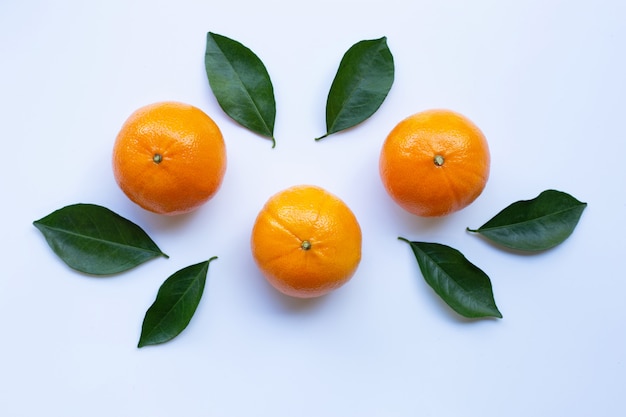 Frische orange Zitrusfrucht mit den Blättern lokalisiert auf weißem Hintergrund.