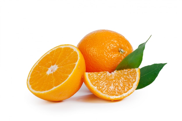 Frische orangefarbene Isolierung auf weißem Hintergrund