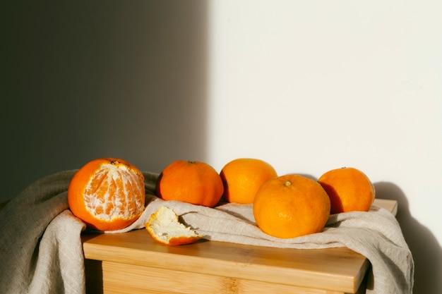 Foto frische orangen auf dem tisch