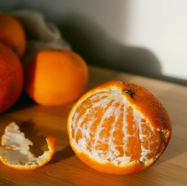 Foto frische orangen auf dem tisch