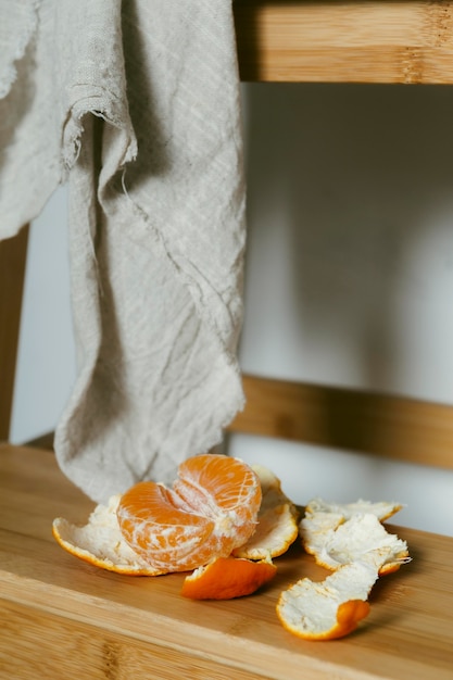 Foto frische orangen auf dem tisch