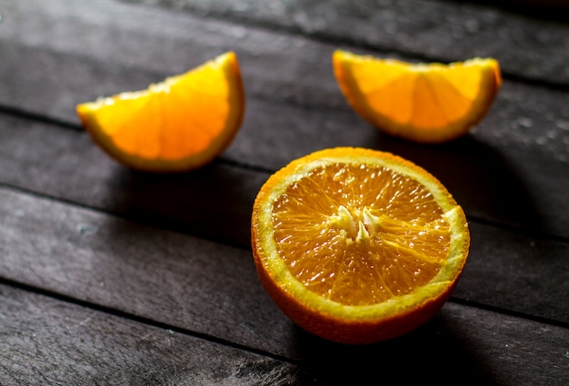 Foto frische orangen auf dem tisch