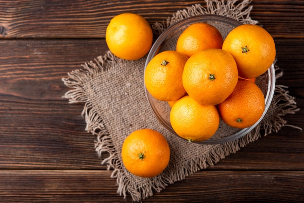 Frische Orangen auf einem dunklen Holztisch