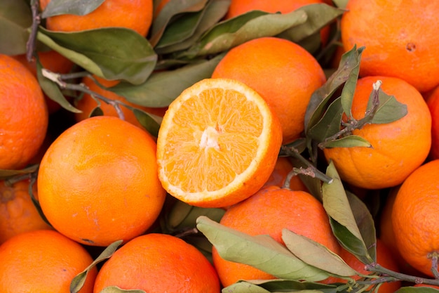 Frische Orangen auf einem Markt hautnah