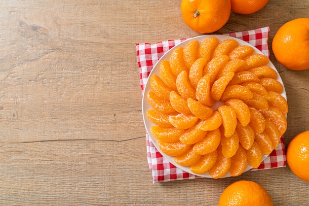 frische Orangen auf Teller