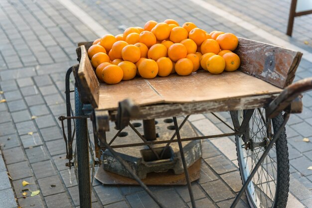Frische Orangen auf Vintage-Holzwagen