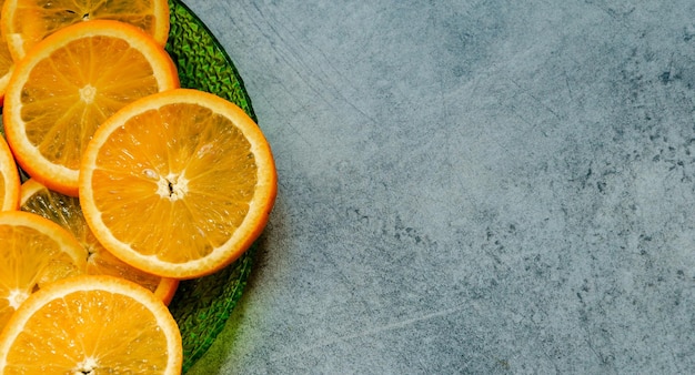 Frische Orangenscheiben auf neutralem Hintergrund, Raumkonzept