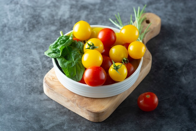 Frische, organische gelbe und rote Tomaten in der Platte