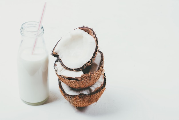 Foto frische organische kokosmilch in einer rohrflasche, kokosmilchshake