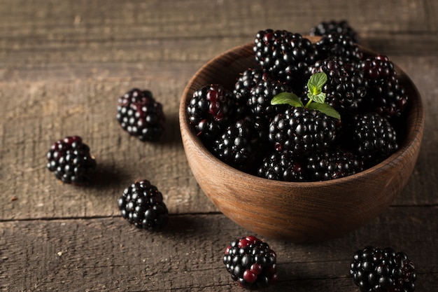 Frische organische reife Brombeeren in einer hölzernen Schüssel