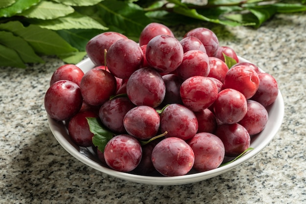 Frische organische rote Pflaumen in der Schüssel