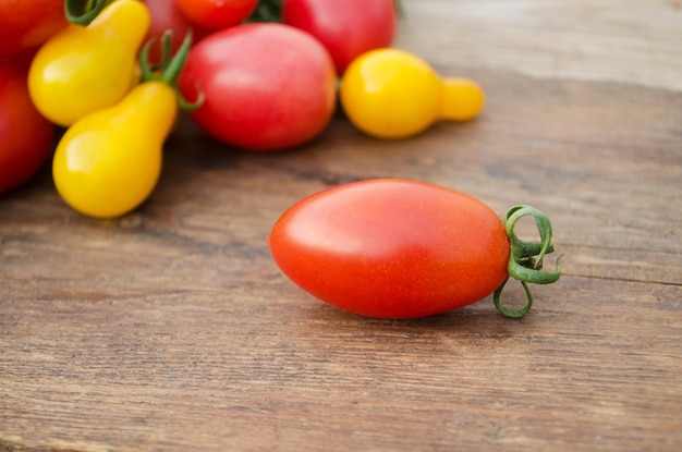 Frische organische saftige Roma-Tomaten Frische reife köstliche Roma-Tomaten auf Holzhintergrund