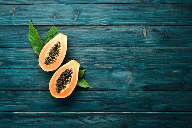 Frische papaya auf dem alten hintergrund tropische früchte draufsicht freier platz für ihren text