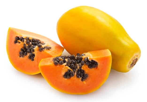 Frische Papaya isoliert auf weißem Hintergrund