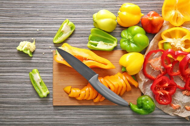 Foto frische paprika auf holztisch