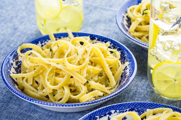 Frische Pasta Pangrattato mit knusprigen Eiern auf dem Tisch.