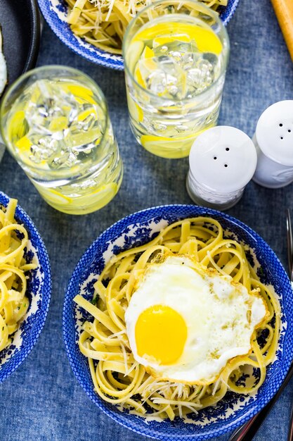 Frische Pasta Pangrattato mit knusprigen Eiern auf dem Tisch.