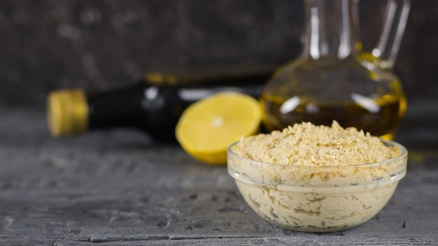 Frische Pasta Tahini von Sesam bis zur Falafel auf dunklem Holztisch