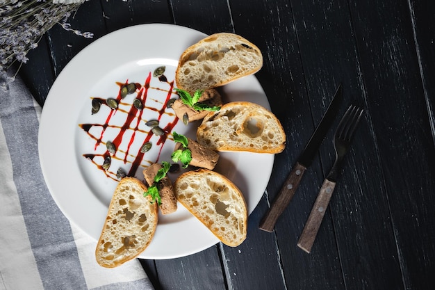 Frische Pastete mit Brot