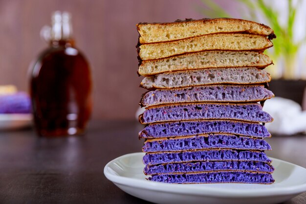 Frische Pfannkuchen mit Schokoladenglasur