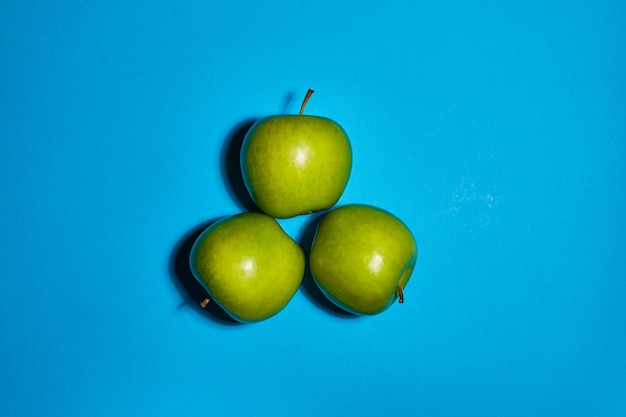 Frische Äpfel auf blauem Hintergrund