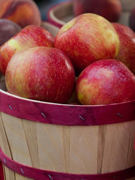 Frische Äpfel auf dem lokalen Bauernmarkt. Bauernmärkte sind eine traditionelle Art, landwirtschaftliche Produkte zu verkaufen.