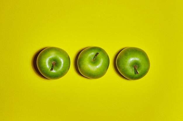 Frische Äpfel auf gelbem Grund