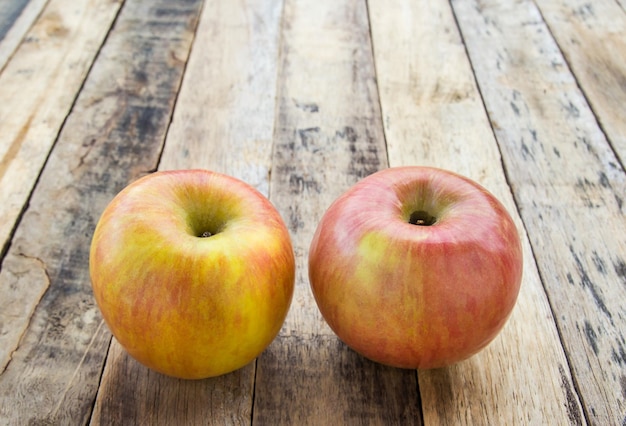 Frische Äpfel auf Holzhintergrund