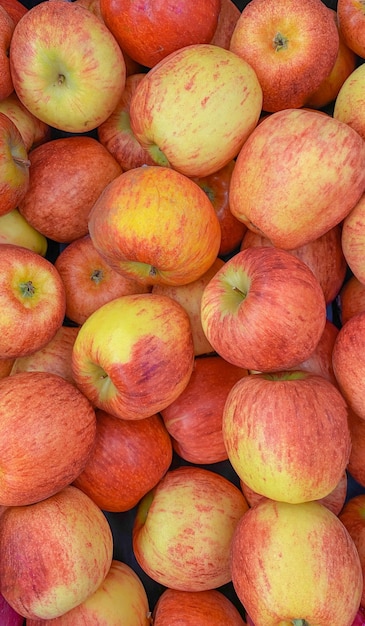 Frische Äpfel im Supermarkt