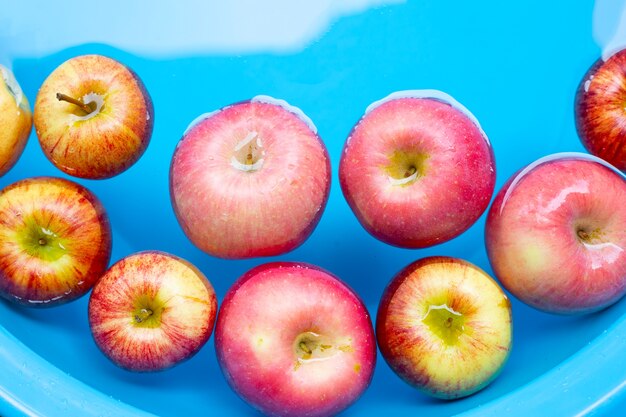 Frische Äpfel im Wasser waschen