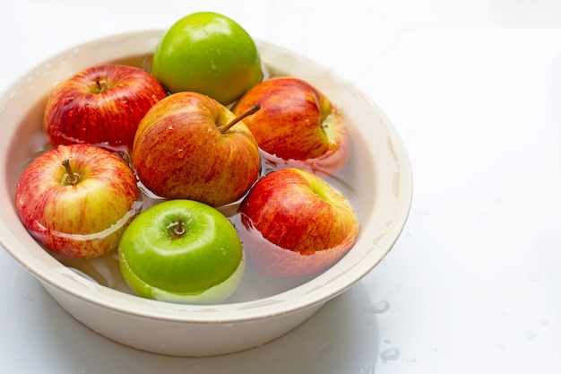 Frische Äpfel im Wasser waschen