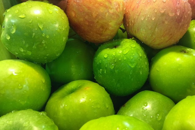 Frische Äpfel mit Wassertropfen zum Verkauf bereit