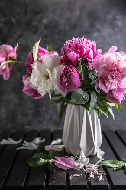 Frische Pfingstrosenblumen in der Vase. Blumenstrauß hautnah. Stilvolle Blumengrußkarte.