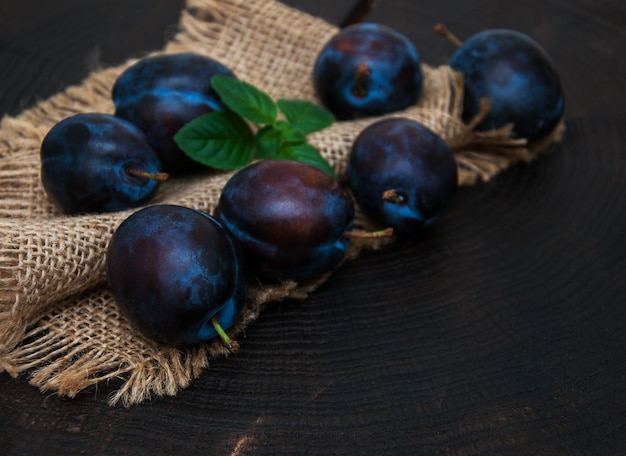 Frische Pflaumen mit grünen Blättern