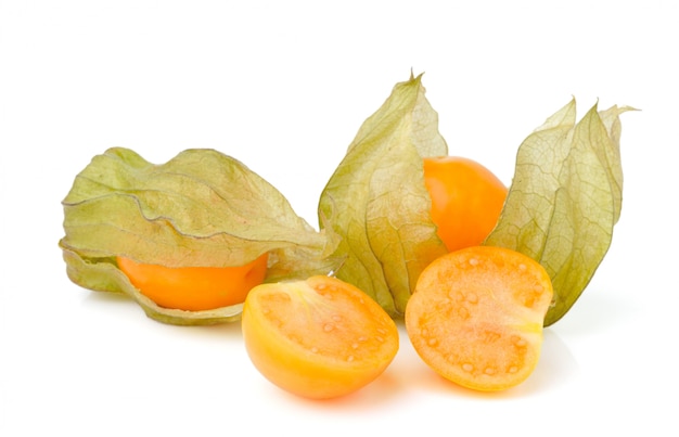 Frische Physalis (Kapstachelbeere) lokalisiert auf weißem Hintergrund