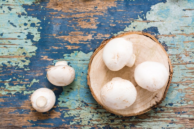 Frische Pilze onn alter Holztisch. Rustikaler Stil. Ansicht von oben