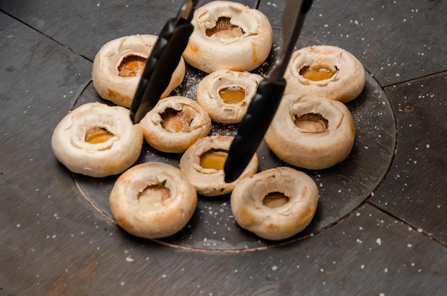 Frische Pilze werden auf traditionelle Weise gebacken