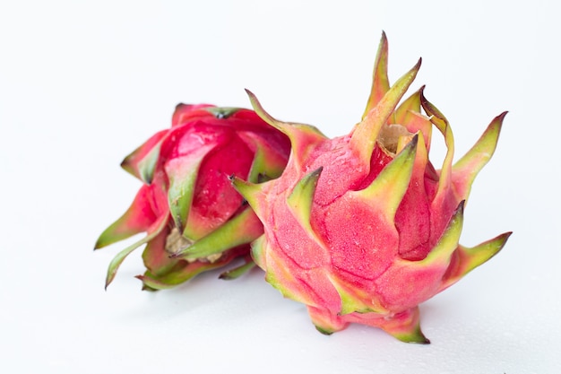 Frische pitahaya Frucht auf roter Farbe des weißen Hintergrundes oder der reifen Drachefrucht mit Kopieraum